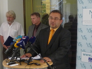 Ministr Dobeš na tiskové konferenci